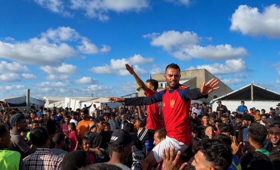 Botas prestadas, alegría prestada: el fútbol florece en los campamentos de Gaza